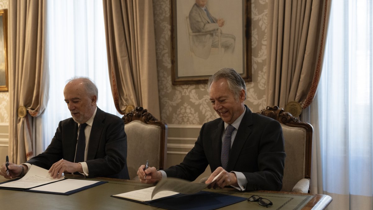 José Joly, presidente de AMI, y Santiago Muñoz Machado, director de la RAE.