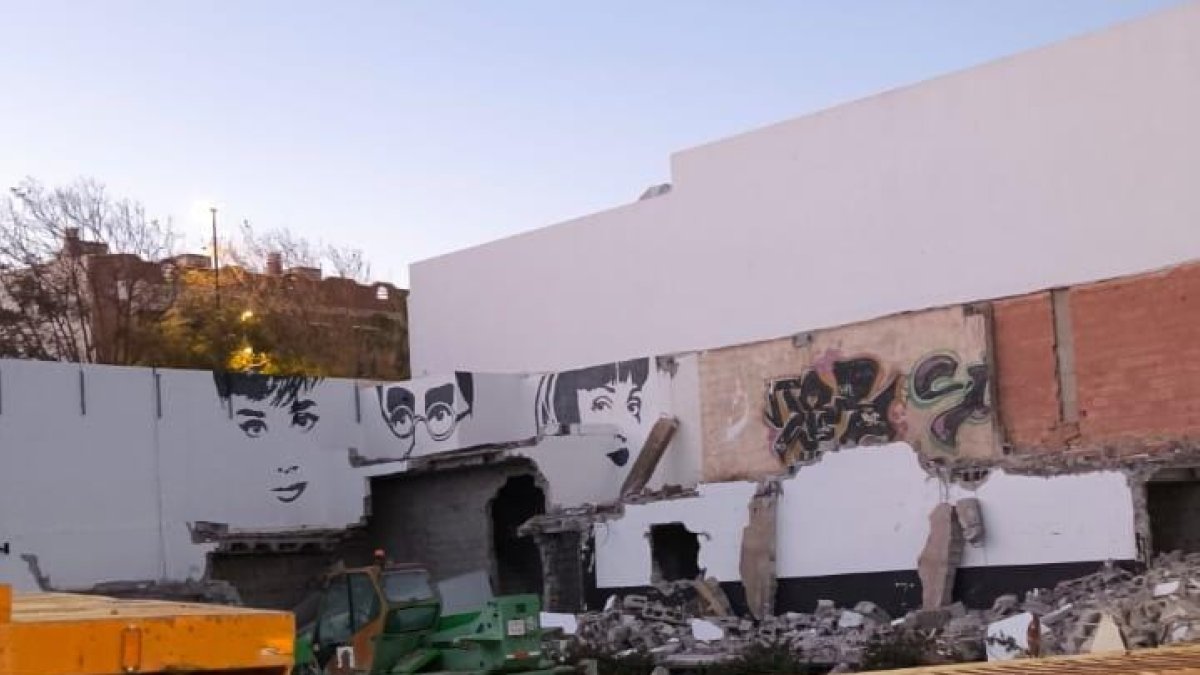 Así luce la terraza del Cine Tenis de Garrucha tras comenzar los trabajos de demolición.