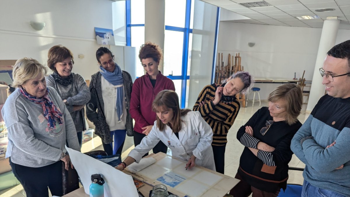 Mariquina Ramos en una clase explicativa de acuarela.