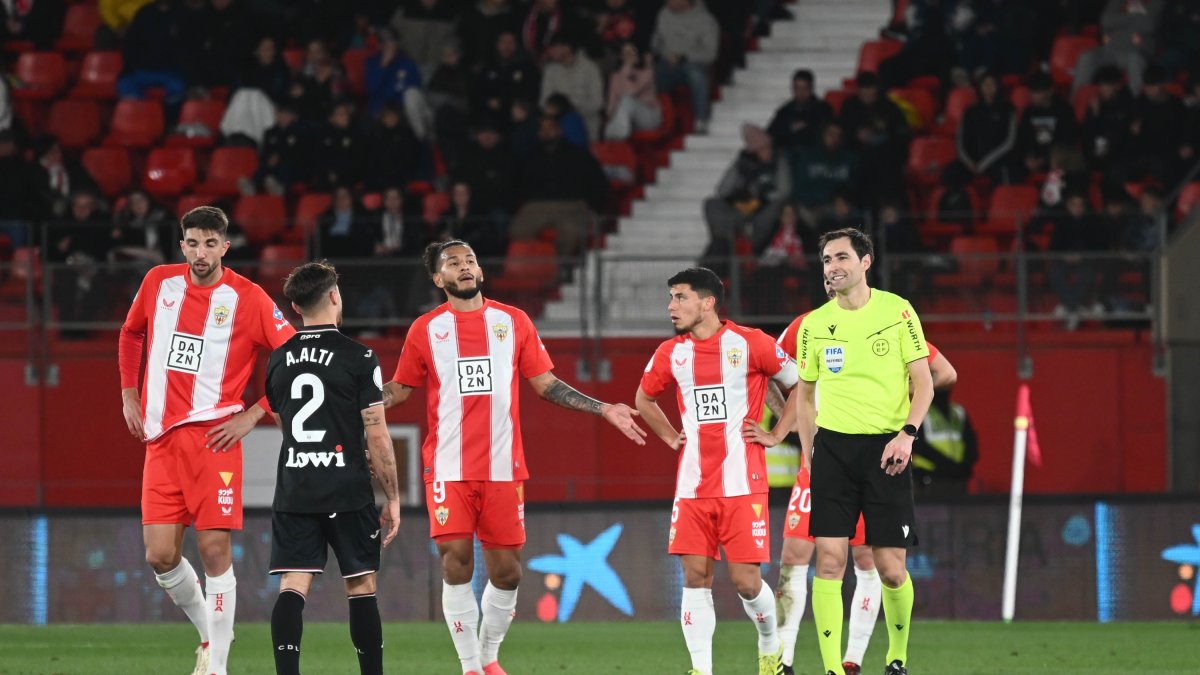 La desesperación de Luis Suárez, Édgar González y Lucas Robertone tras el tercero del Leganés, obra de Diego García.