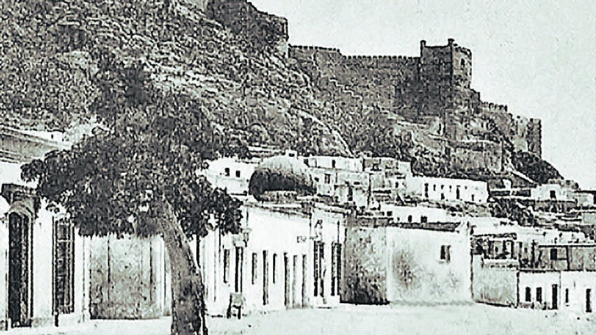 La calle y plaza de San Antón, a los pies de la muralla de la Alcazaba, formaban el corazón del barrio del Reducto en el siglo XIX.