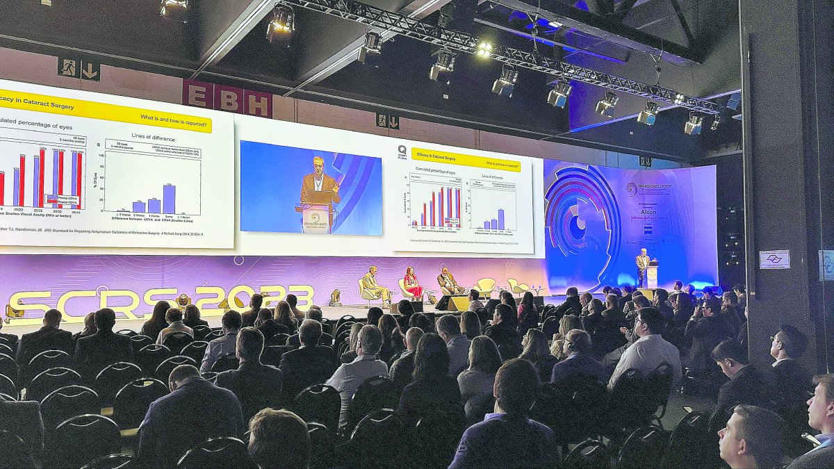 Dr. Joaquín Fernández realizando una Presentación en Congreso Internacional.