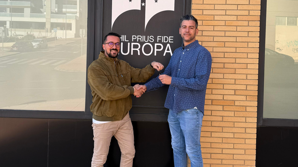 Carlos Beltrán hace entrega de las llaves de sus nuevos locales a Juan Francisco Mirallas.