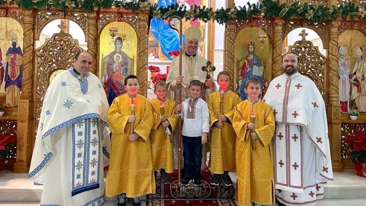 Imagen de archivo del obispo visitando la comunidad ucraniana de Almería, con Vasyl Diakiv a la derecha de la imagen.