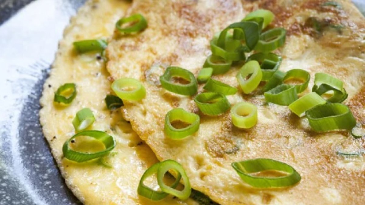 Tortilla de cebolletas. DEPOSITPHOTOS