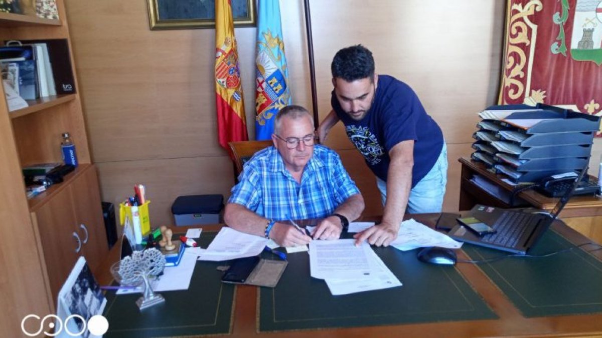 Ramos (derecha) junto al aún socio de gobierno, el alcalde popular Pedro Zamora.