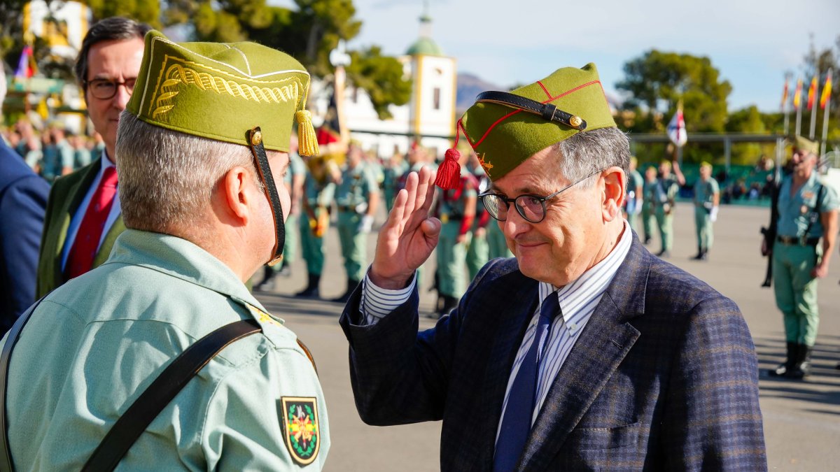 El periodista Francisco Marhuenda, director del periódico La Razón, recibiendo el gorrillo legionario en Viator.