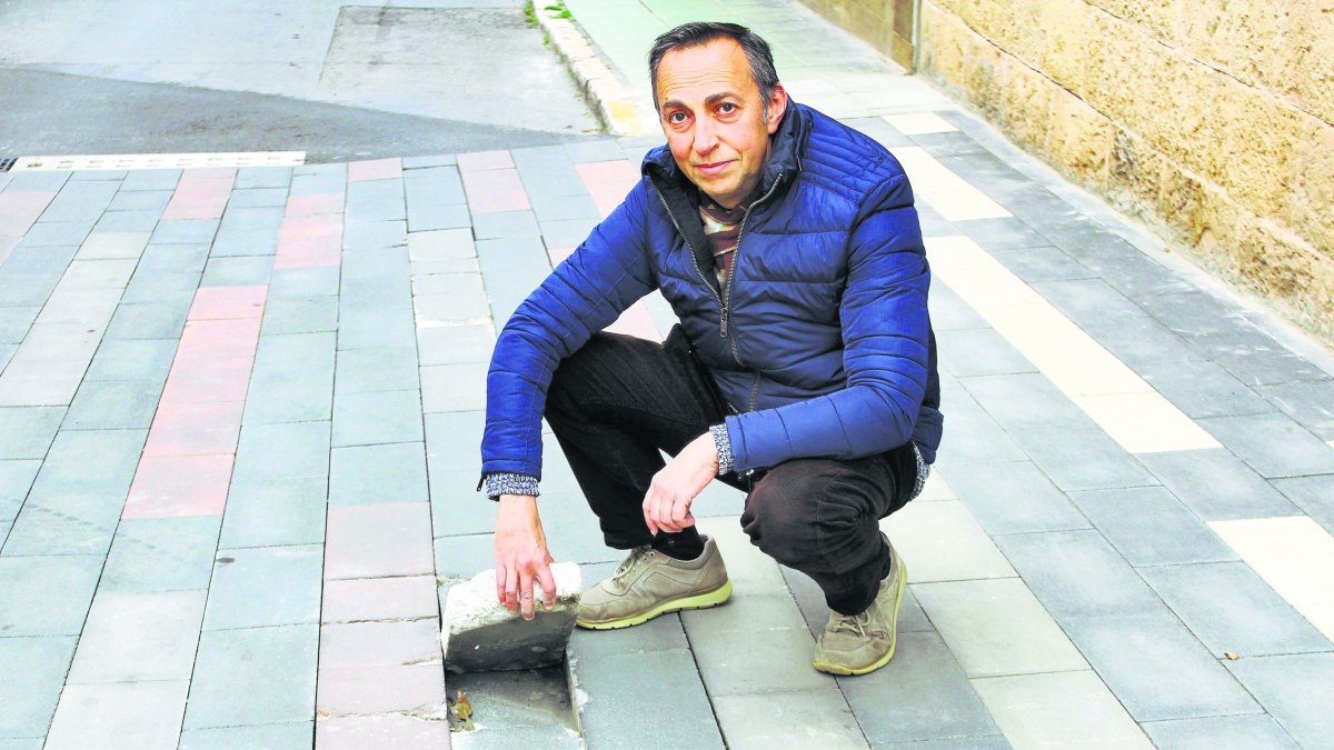 Un vecino del barrio muestra el estado del pavimento que se terminó de arreglar hace un año.