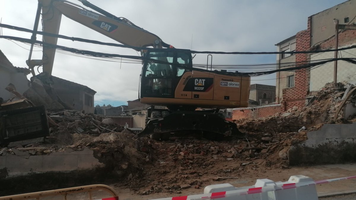 Imagen de archivo de maquinaria pesada demoliendo un edificio.