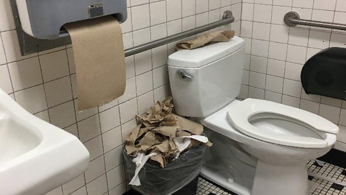 El derroche de papel en los baños se suma al deterioro que sufren las instalaciones por las acciones vandálicas de los alumnos.