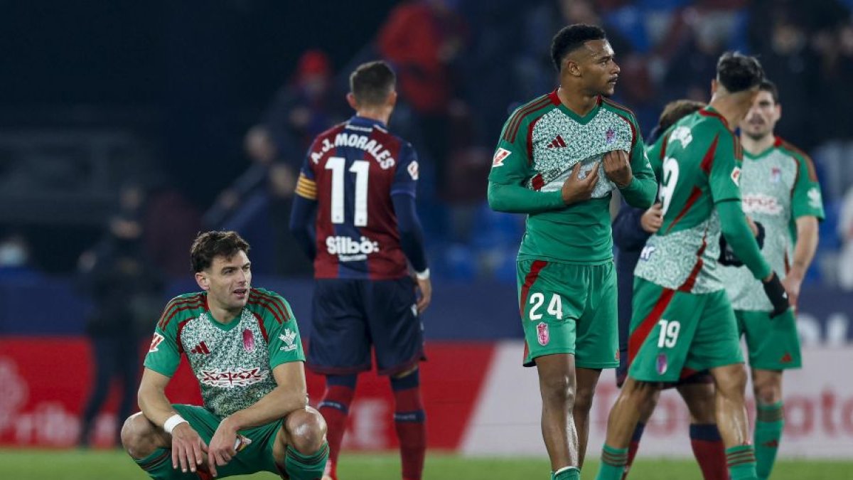 Lucas boyé (agachado) se queda por ahora solo como goleador en el Granada,