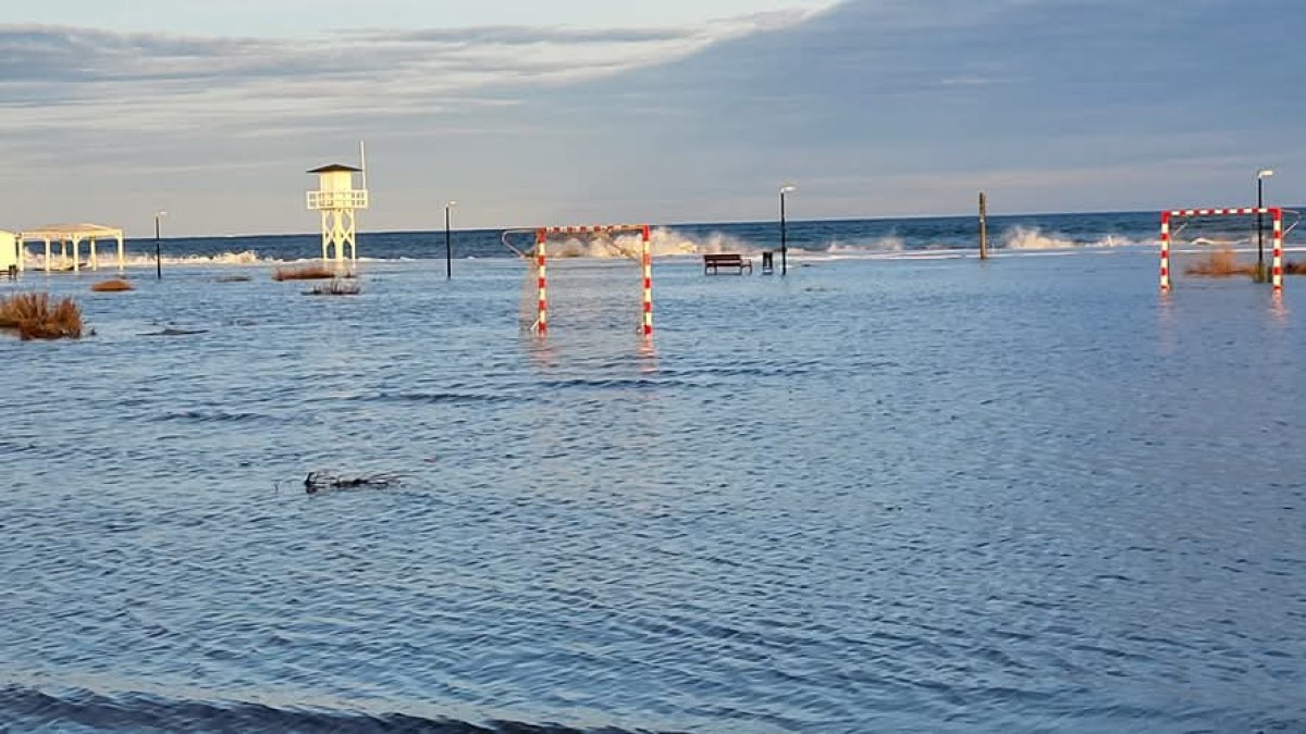 Situación de esta zona de Vera Playa este sábado tras el temporal.