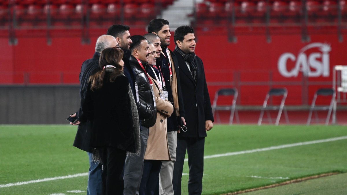 La comitiva de representantes de la empresa árabe el domingo al final del Almería-Huesca en la hierba.