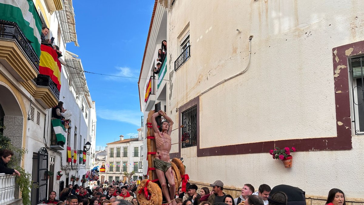 San Sebastián rodeado de miles de personas durante la procesión.