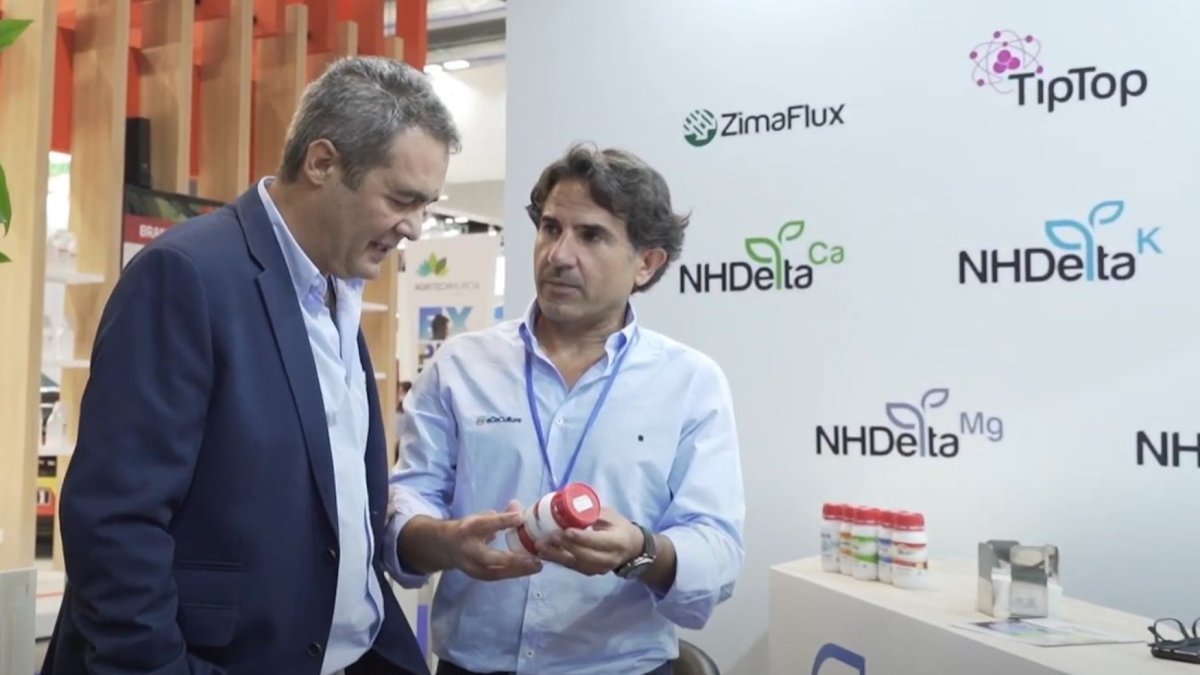 El director de Marketing, Javier Moreno, muestra una de las tecnologías de Ecoculture