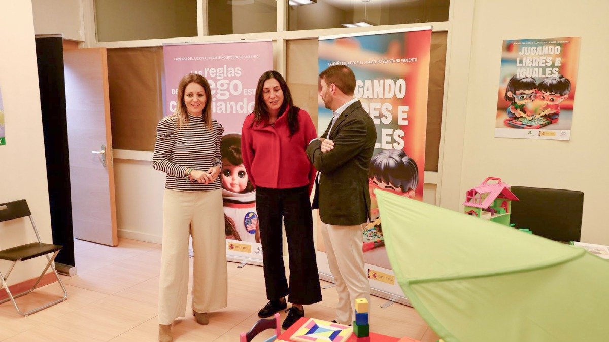 Visita de la consejera de Inclusión Social, Juventud, Familias e Igualdad, Loles López, a la sala infantil habilitada en el Centro de la Mujer.