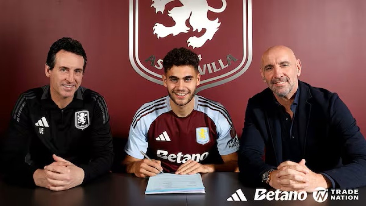 Emery, Andrés García y Monchi posan felices en Villa Park.