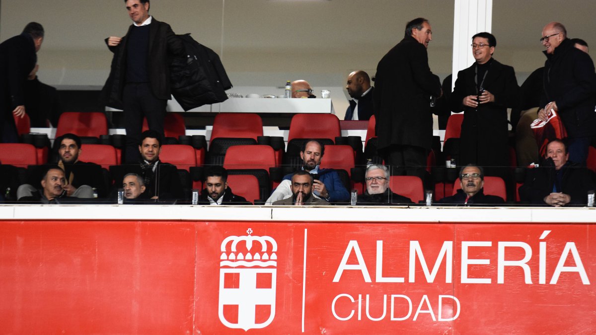 Mohamed El Assy con el grupo de empresarios saudíes en el Almería-Huesca.