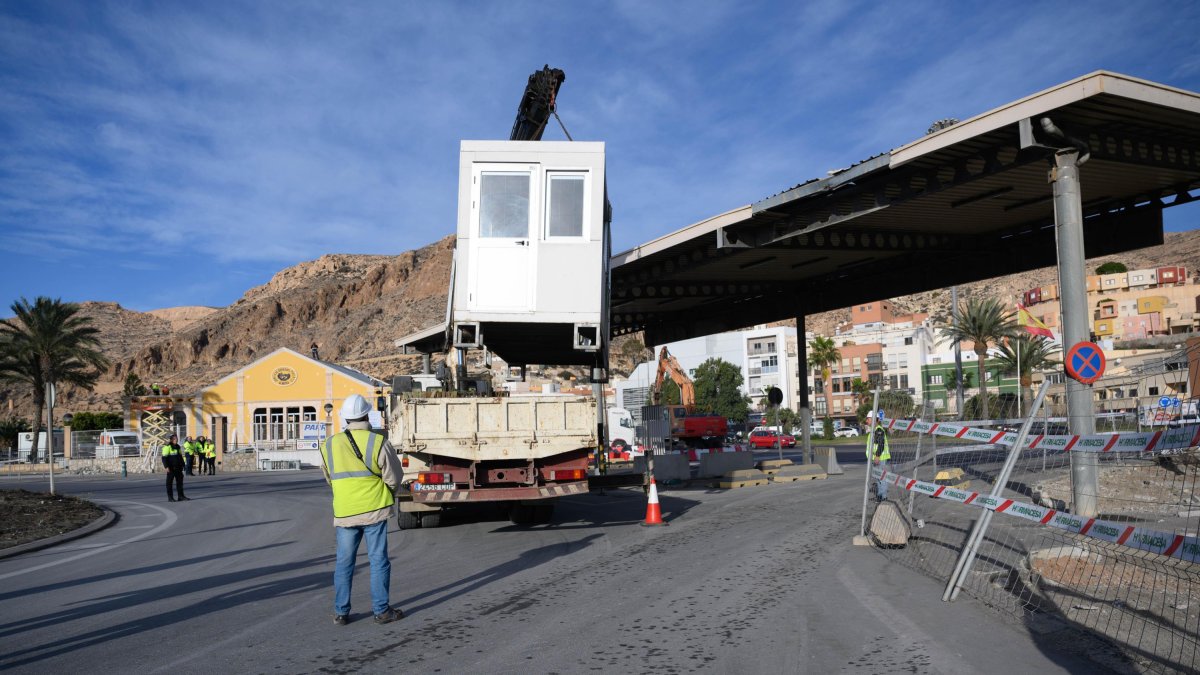 Trabajos de demolición del puesto de control