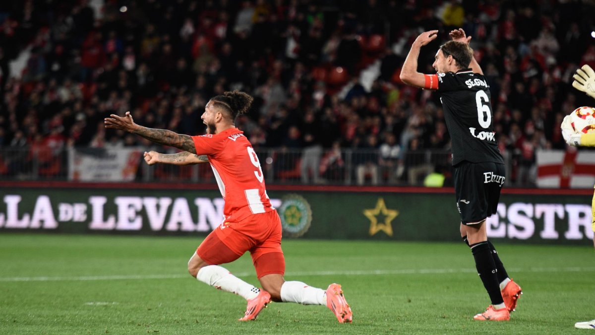 Luis Suárez clama al cielo por un penalti que valía un premio gordo.