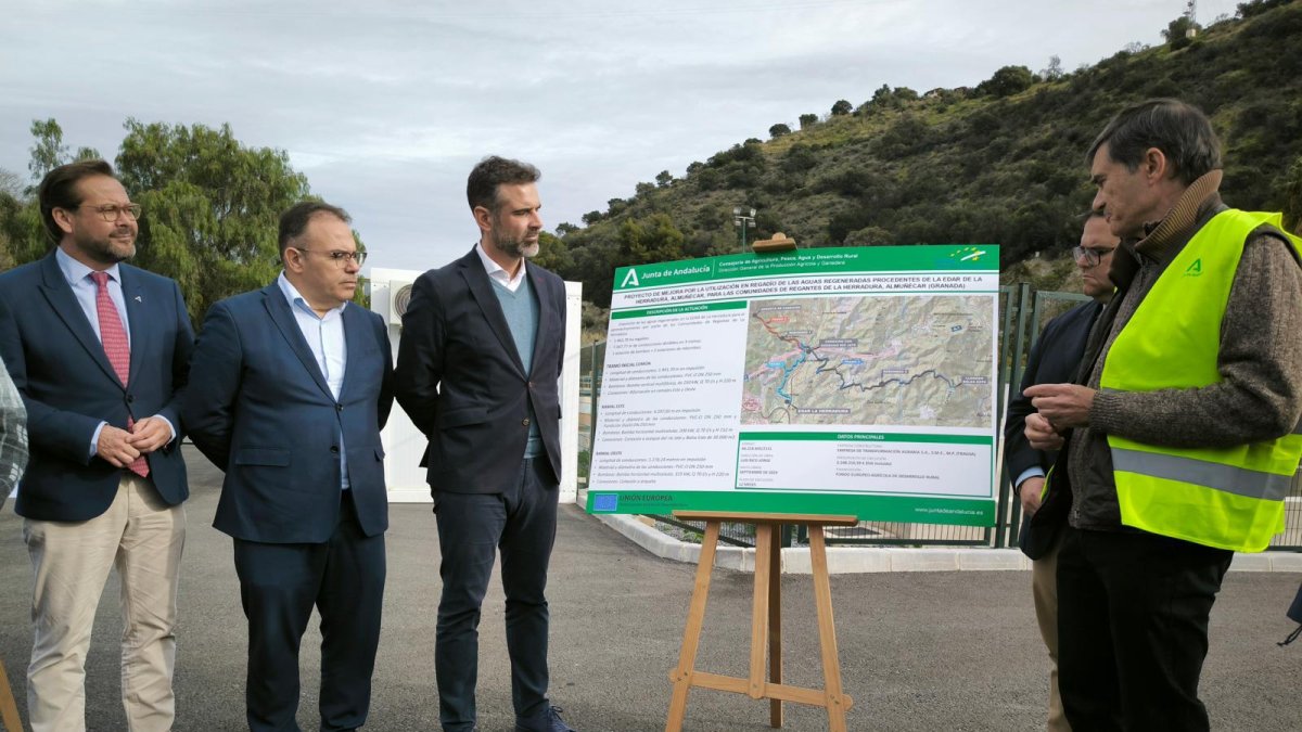 El consejero de Agricultura, Ramón Fernández-Pacheco, ha anunciado en Almuñécar-La Herradura la ampliación del Plan PARRA