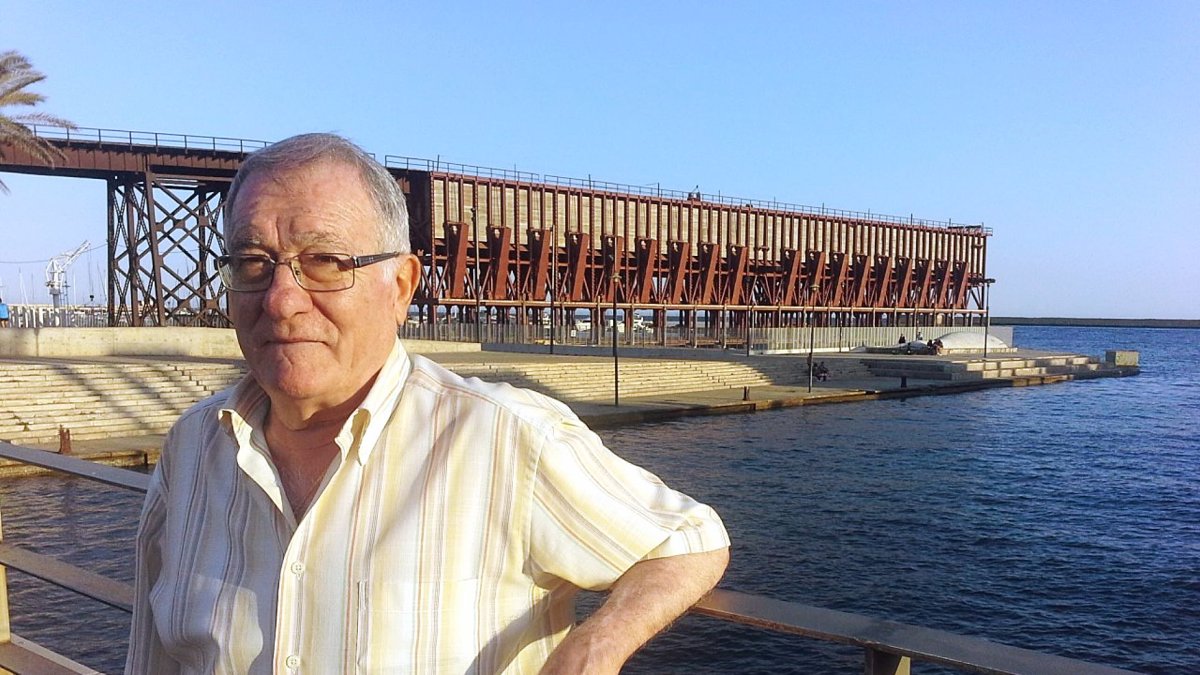 Juan Antonio Román en una de sus últimas imágenes junto al cable ingés.