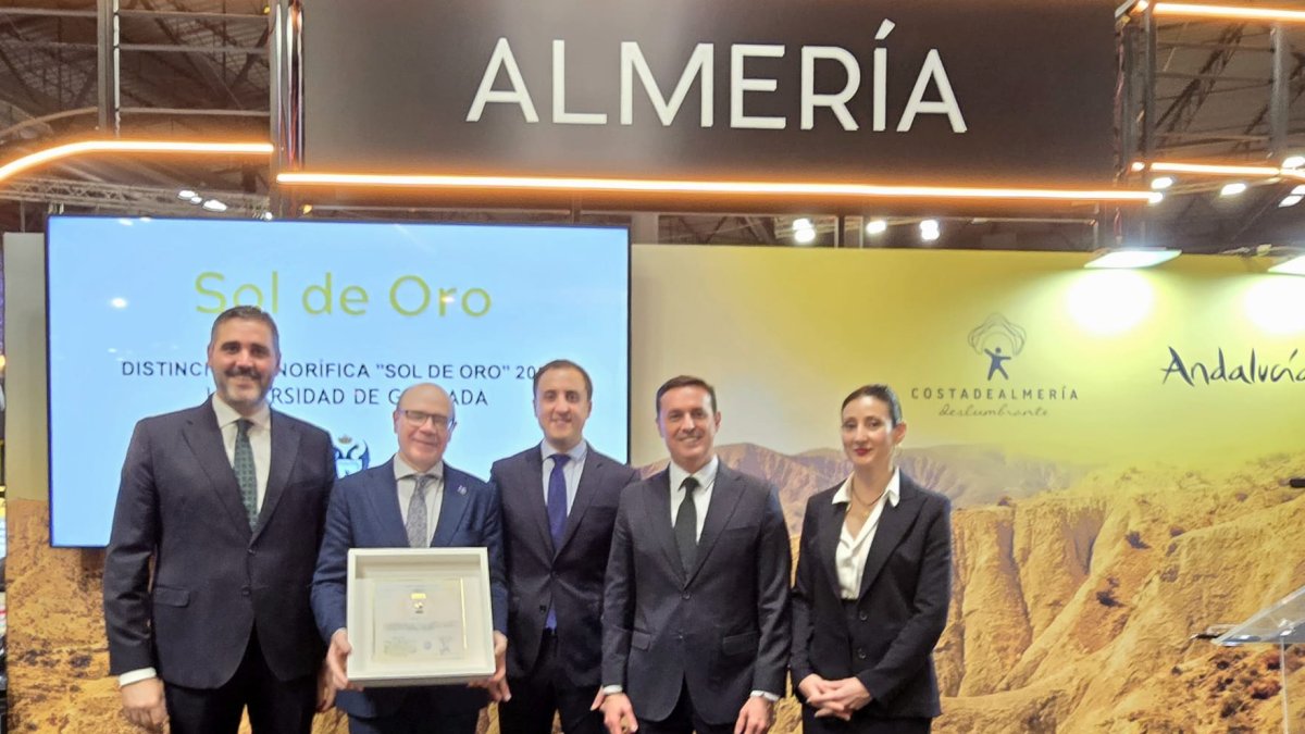 Entrega del 'Sol de Oro' al rector de la Universidad de Granada.