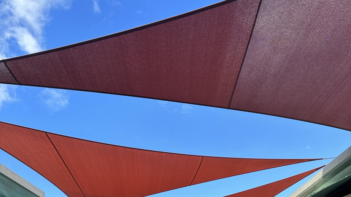 Así son los toldos en Plaza Pavía