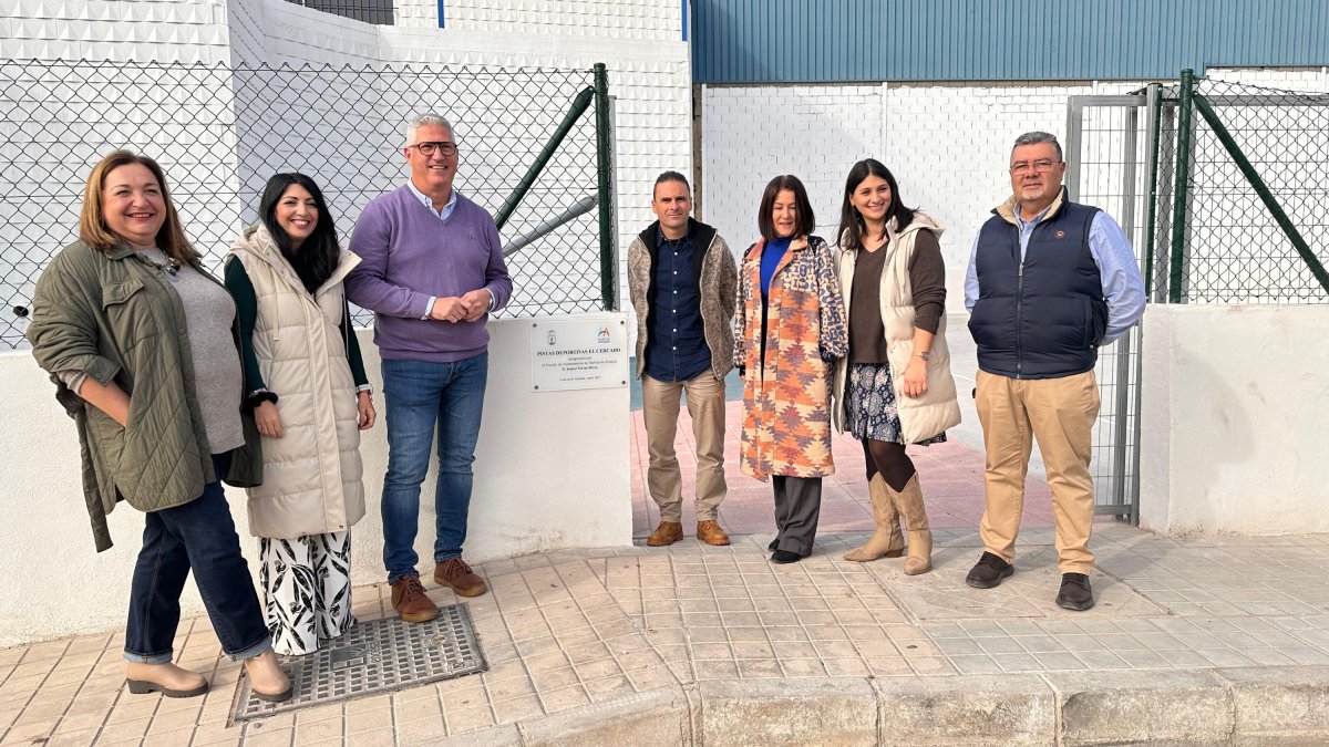 Miembros del equipo de gobierno de Huércal de Almería inauguran la nueva pista deportiva.