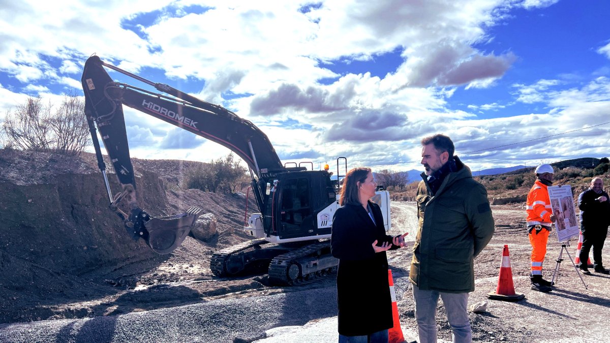 El consejero de Agricultura, Pesca, Agua y Desarrollo Rural, Ramón Fernández- Pacheco, junto a la alcaldesa de Albox, María del Mar Alfonso.