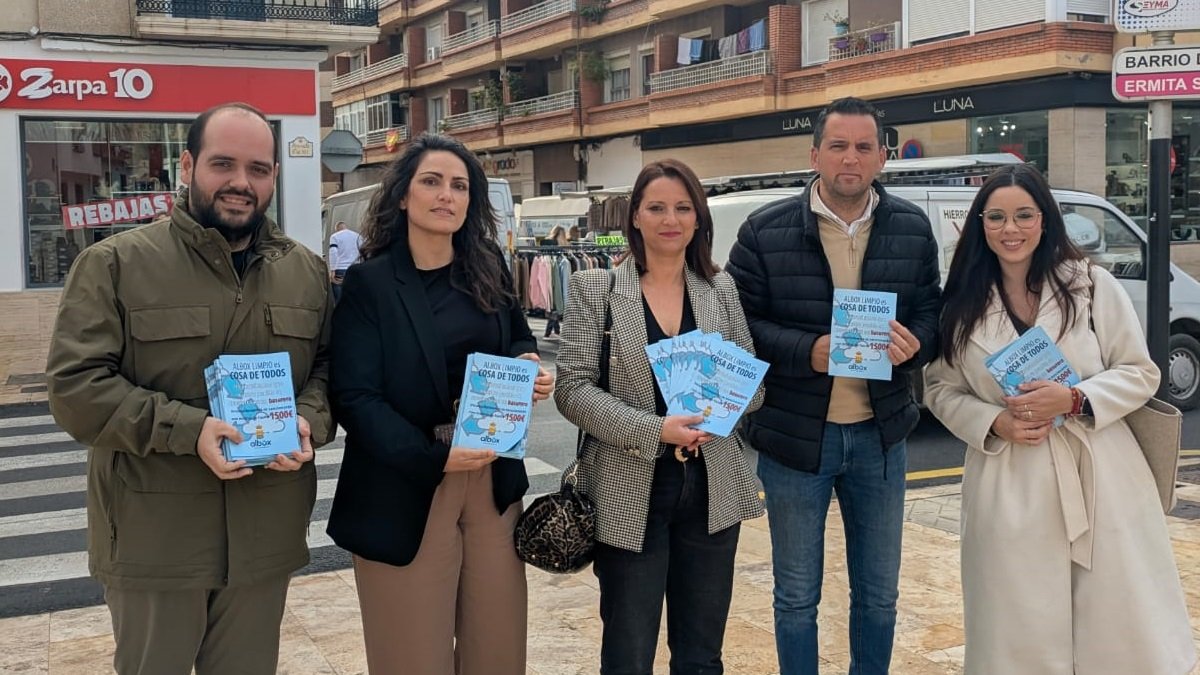 Parte del equipo de Gobierno participando en el reparto de la información.