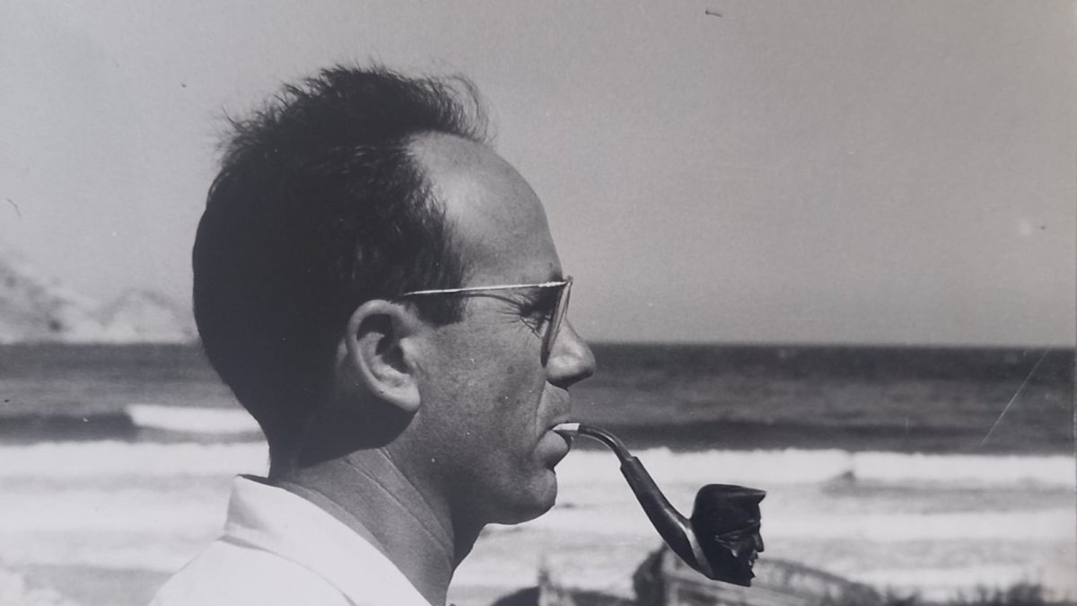 Diego Juan Fernández, en una foto de juventud, frente al mar de San José.