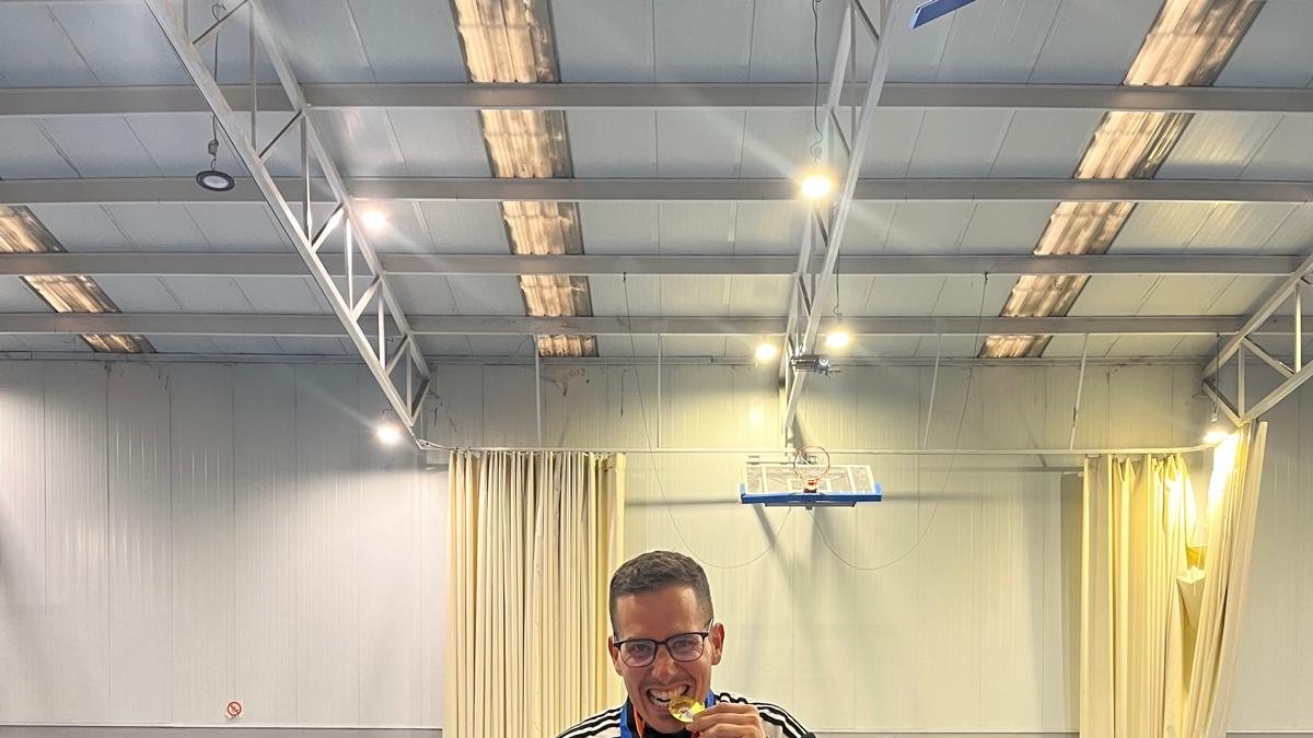 El ejidense posando con los galardones obtenidos en la pasada camapaña.