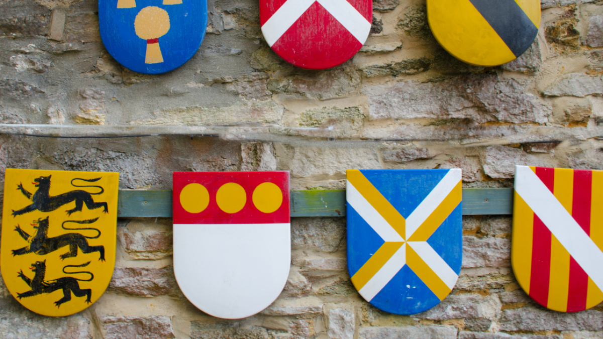 Escudos heráldicos.