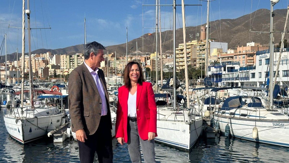 La consejera de la Junta, Rocío Díaz, y el alcalde de Adra, Manuel Cortés durante su visita al puerto.