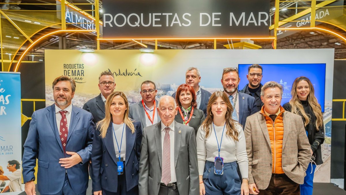 Empresarios y hosteleros de Roquetas junto al equipo del Gobierno Municipal en FITUR.