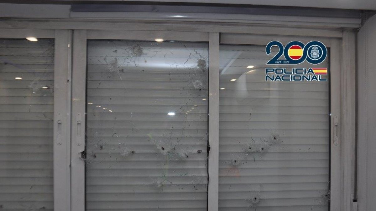 Resultado del impacto de las balas en las ventanas de una de las viviendas tiroteadas.