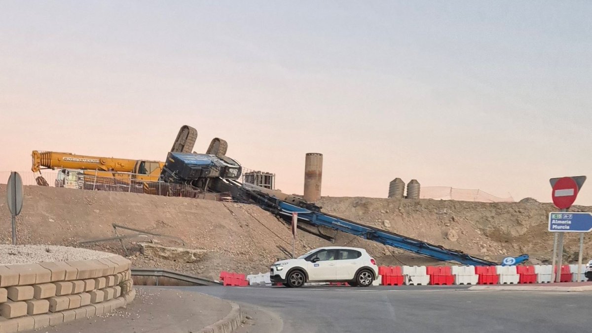 Máquina volcada en la zona de los trabajos