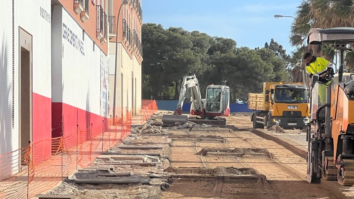Los trabajos se han iniciado con la demolición del acerado.