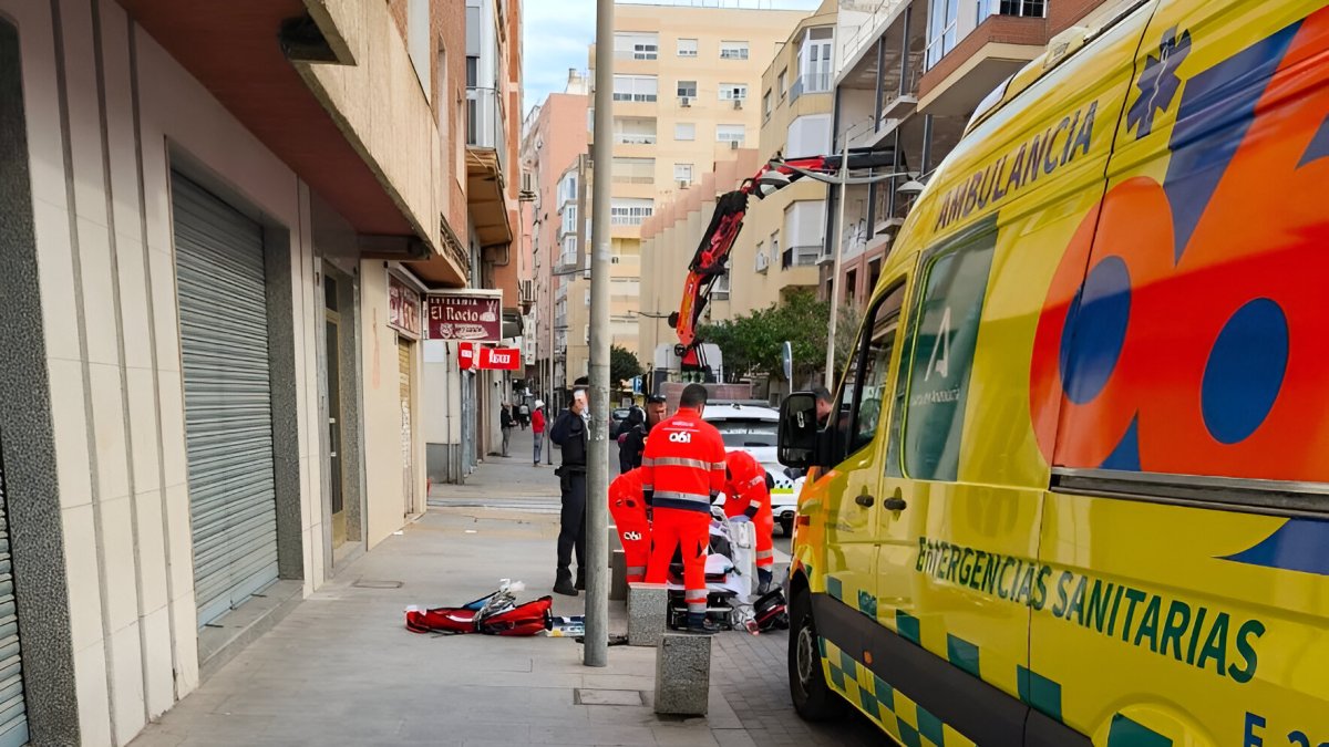 Imagen de la actuación de la Policía Local de Almería y sanitarios de Emergencias 061. (Imagen IG: @uplbalmeria)