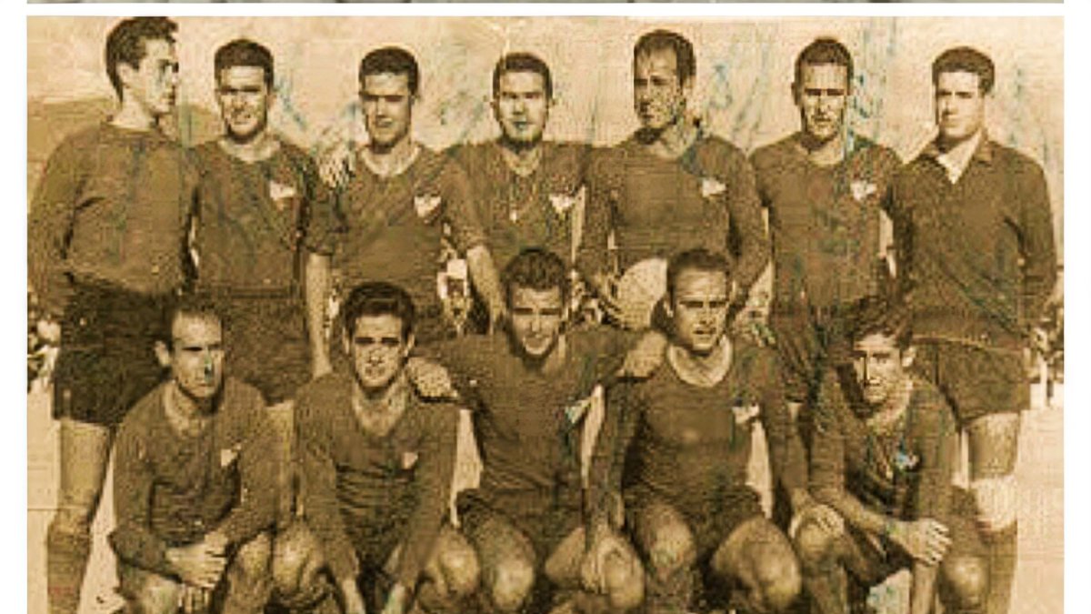 Once del Adra CF. Abajo agachado, el primero por la izquierda, Antón.