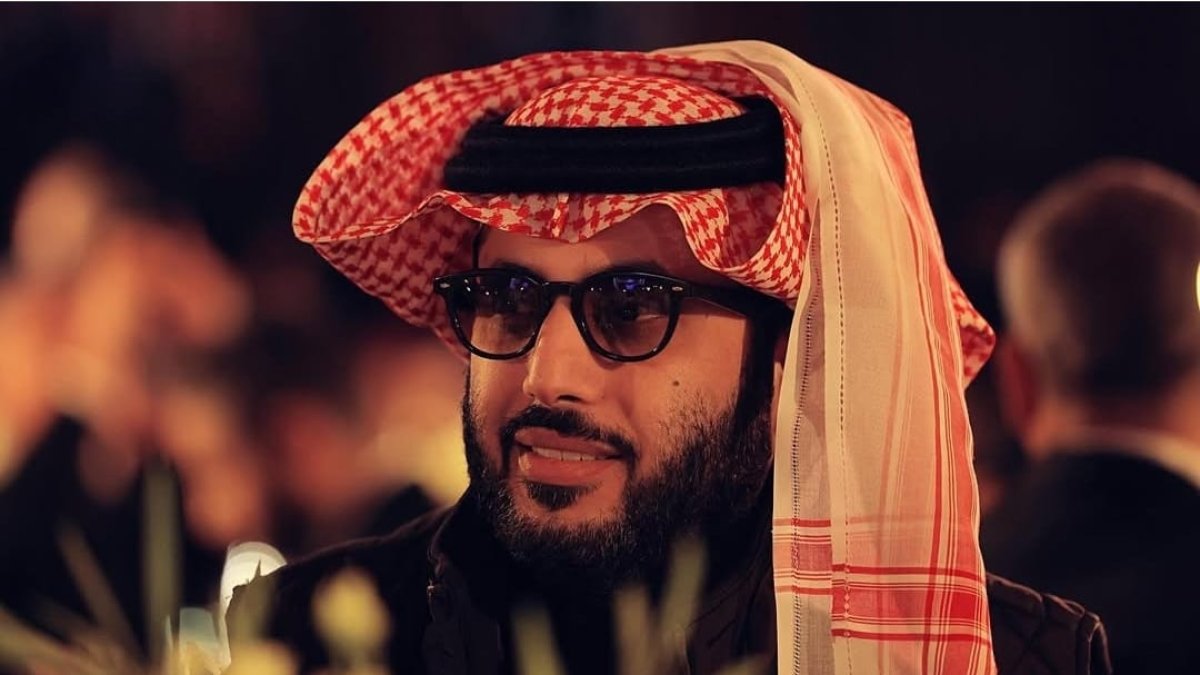 El ministro saudí sigue como presidente del Almería.