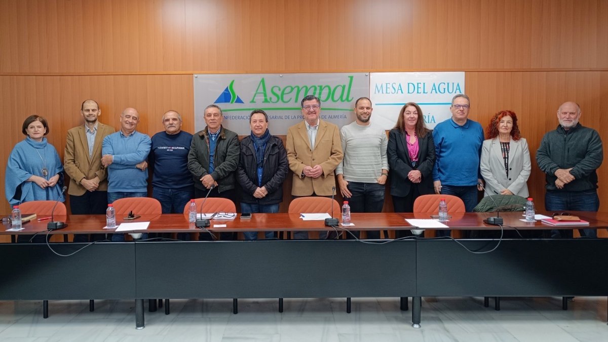 La Mesa del Agua está compuesta por las comunidades de regantes, organizaciones agrias y colegios profesionales.