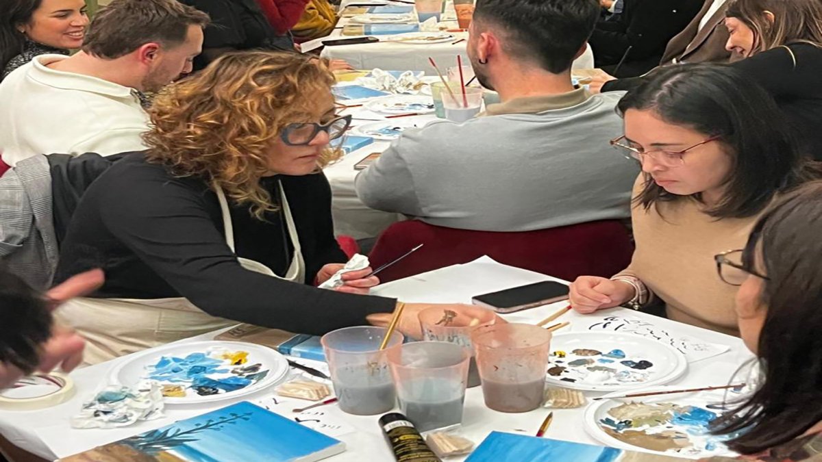 La artista Emilia Resina guía a los profesionales de PVpharm en la actividad 'Quesos con Arte'.