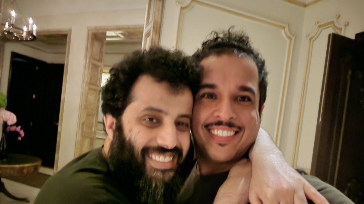 El presidente Turki Al-Sheikh y el nuevo vicepresidente del Almería, Alhamoud.