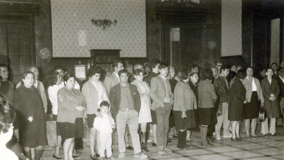 Familias del Barrio Alto en el recibidor del ayuntamiento, a la espera de recoger las llaves de sus nuevas viviendas en una mañana de enero de 1971