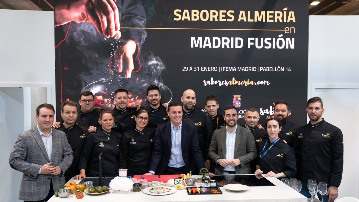 El presidente de la Diputación de Almería Javier A. García junto a la delegación de chefs que irá a Madrid Fusión.