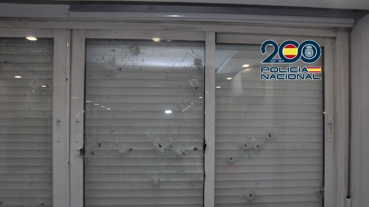 Los agentes hallaron números vestigios balísticos dirigidos contra una vivienda en una planta baja; sus moradores no se encontraban dentro durante