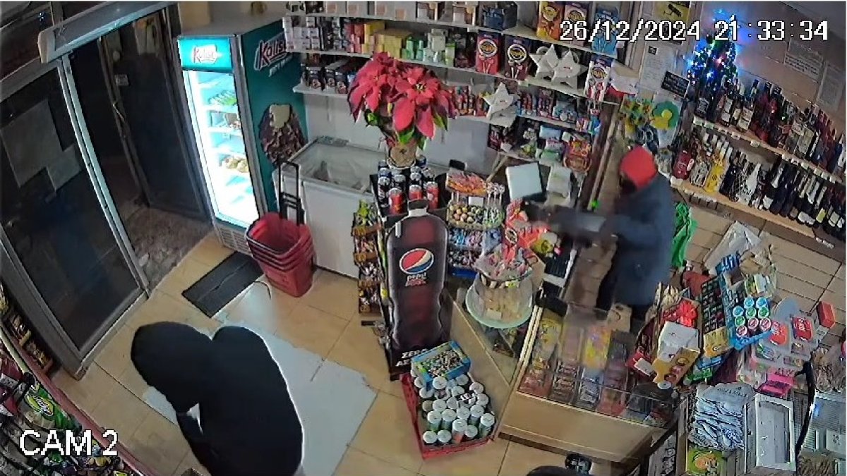 Imagen de dos ladrones en el interior de uno de los establecimientos de El Toyo que han sufrido un robo.