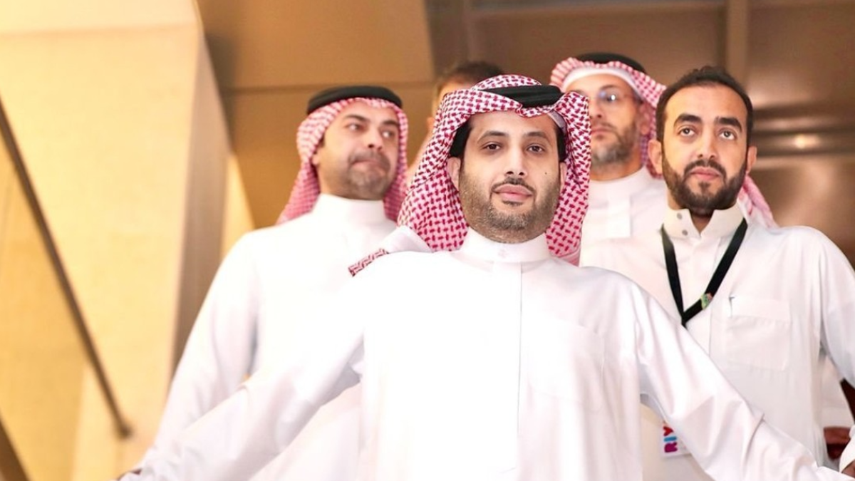 El Almería sigue siendo de Turki en España pero algo pasa en Arabia.